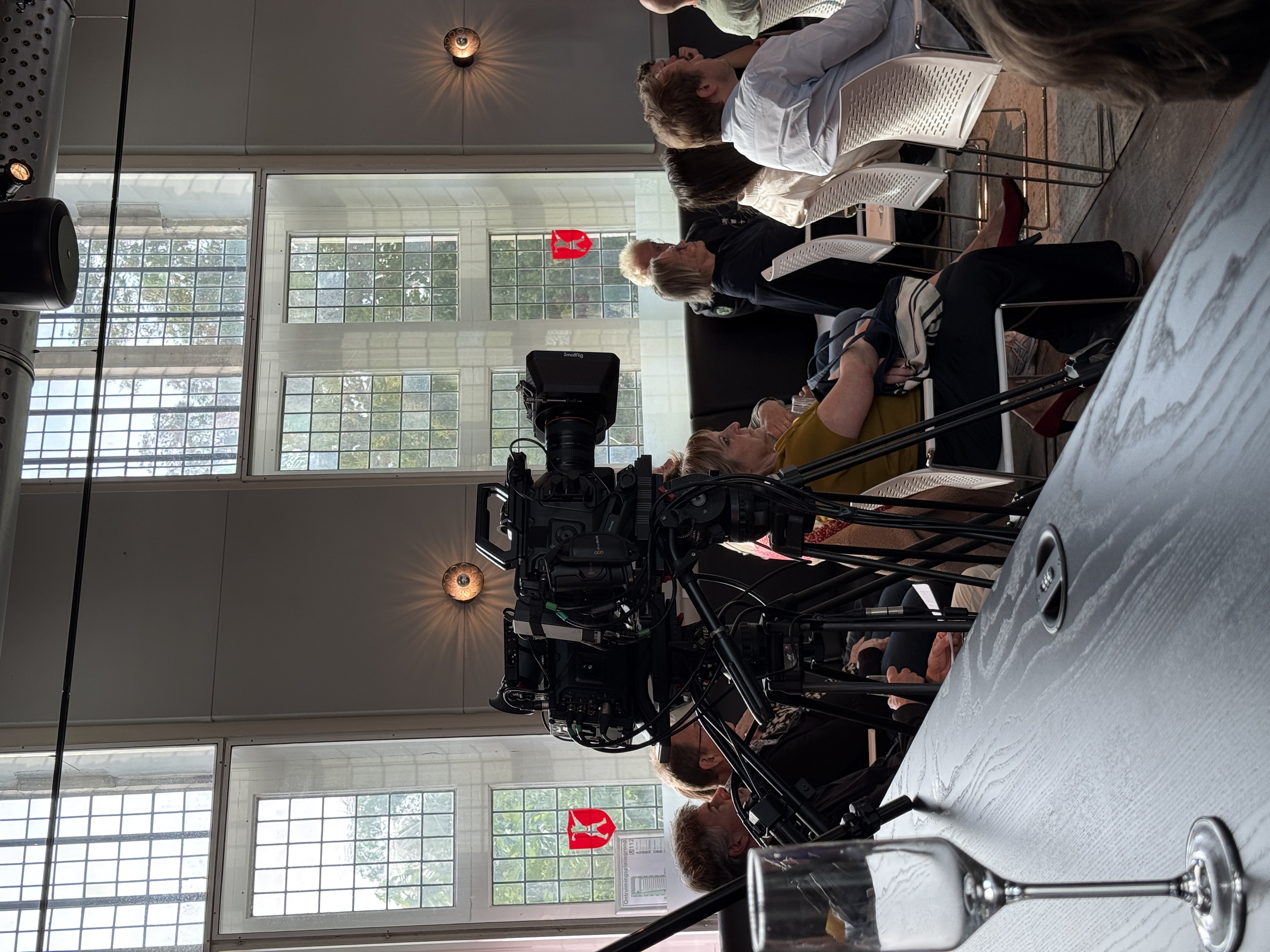 Een camera-opstelling tussen het publiek op locatie
