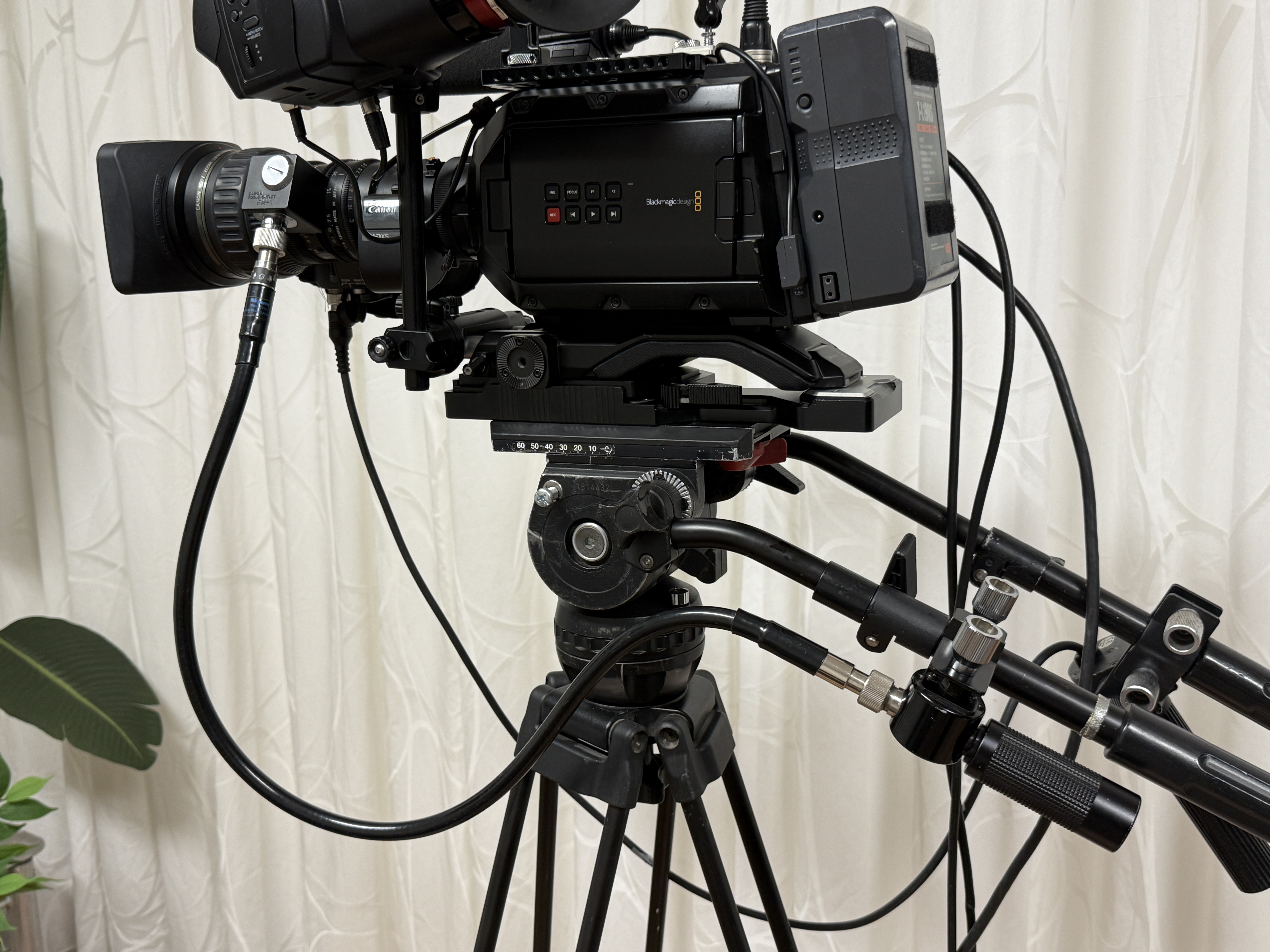 Camera op statief met bediening aan de statiefarmen